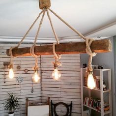 puedes colocar una lámpara colgante rústica de madera